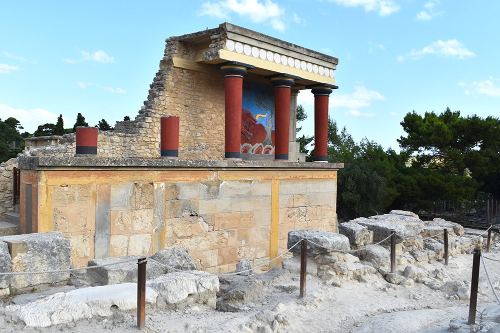 Fresco and wall at restoration of Knossos Palace Fresco and wall at restoration of Knossos Palace