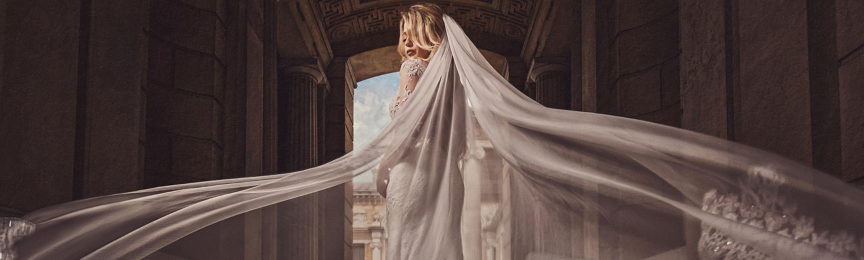 A dramatic photograph of a bride outside of the Ashmolean Museum