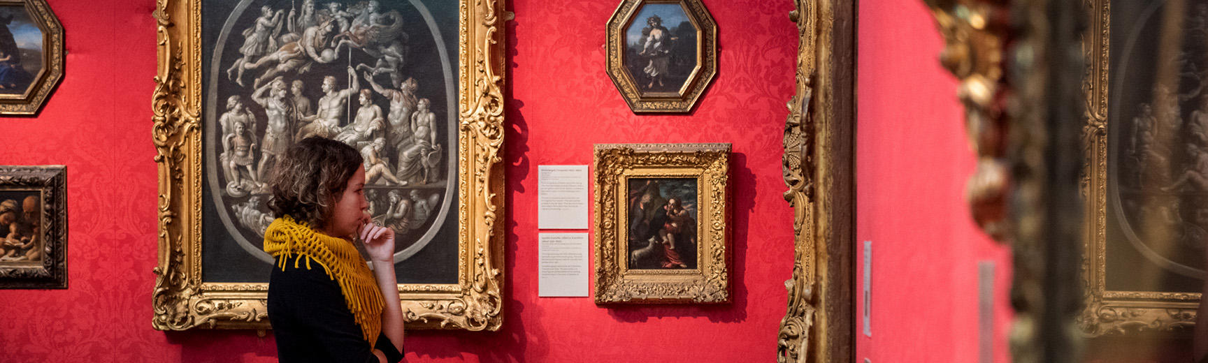 Visitor in the Baroque art gallery 