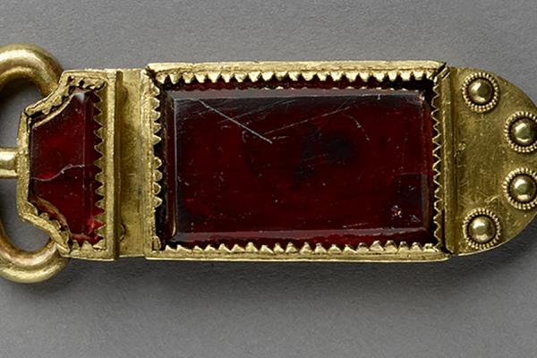 gold and garnet buckle ashmolean