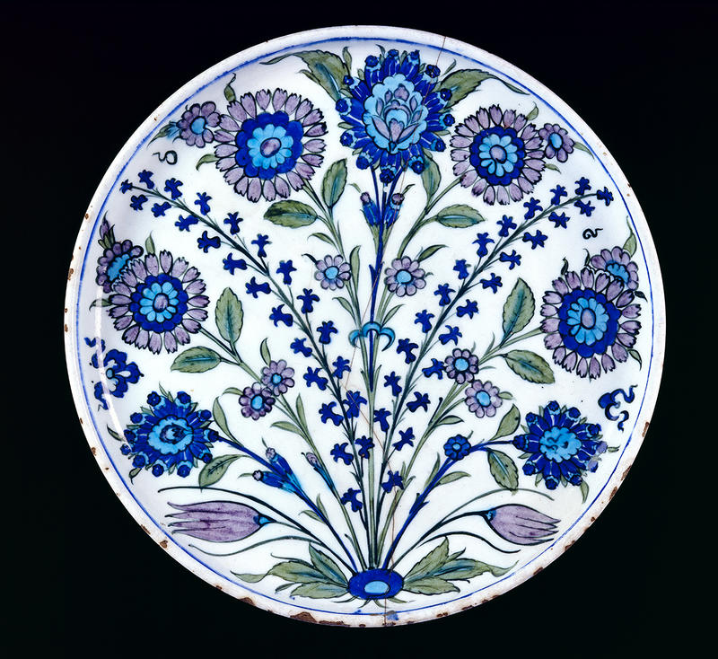 Dish with flower sprays ea x 3277 a 1200px White dish with floral spray design in blue, violet and green from Iznik, Turkey, 1530-1550