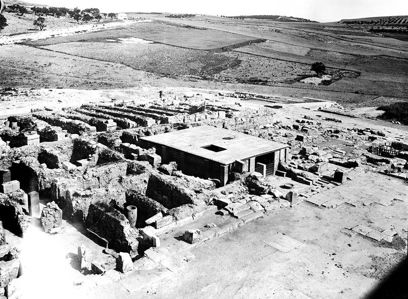 Black and white photo of rebuilding of Knossos with Sir Arthur Evans