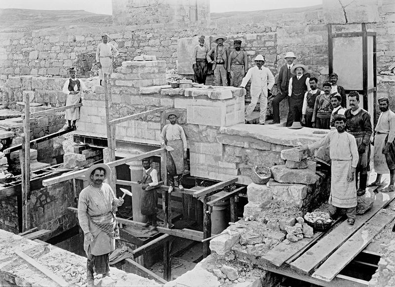 Black and white photo of the works rebuilding Knossos palace for Sir Arthur Evans restoration Black and white photo of the works rebuilding Knossos palace for Sir Arthur Evans restoration in the 1930s