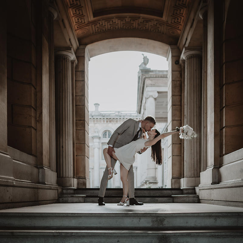 Wedding couple on Ashmolean forecourt