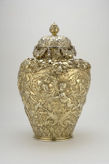 An ornate jar and lid, with a leaf pattern all over