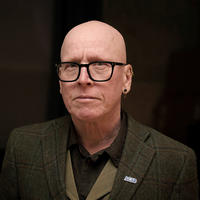 Photo portrait of artist Stanley Donwood with his glasses